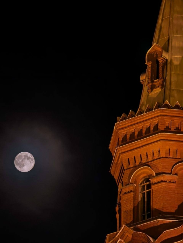 🌕 Бобровое суперлуние уже в небе над Москвой.
Подним...