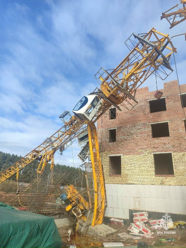 ⚡ Башенный кран с двумя рабочими рухнул под Уфой. Трое ...