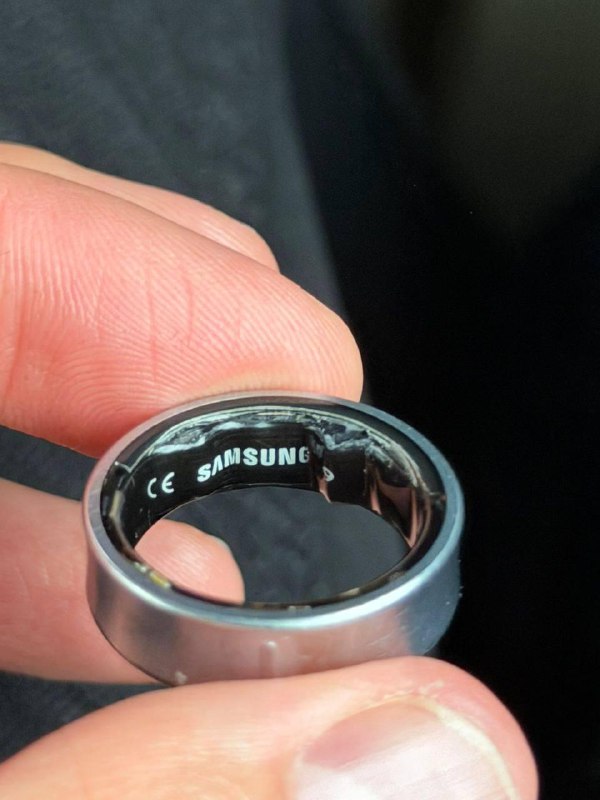 Британский блогер чуть не лишился пальца из-за умного кольца Samsung.
В аэропорту гаджет внезапно