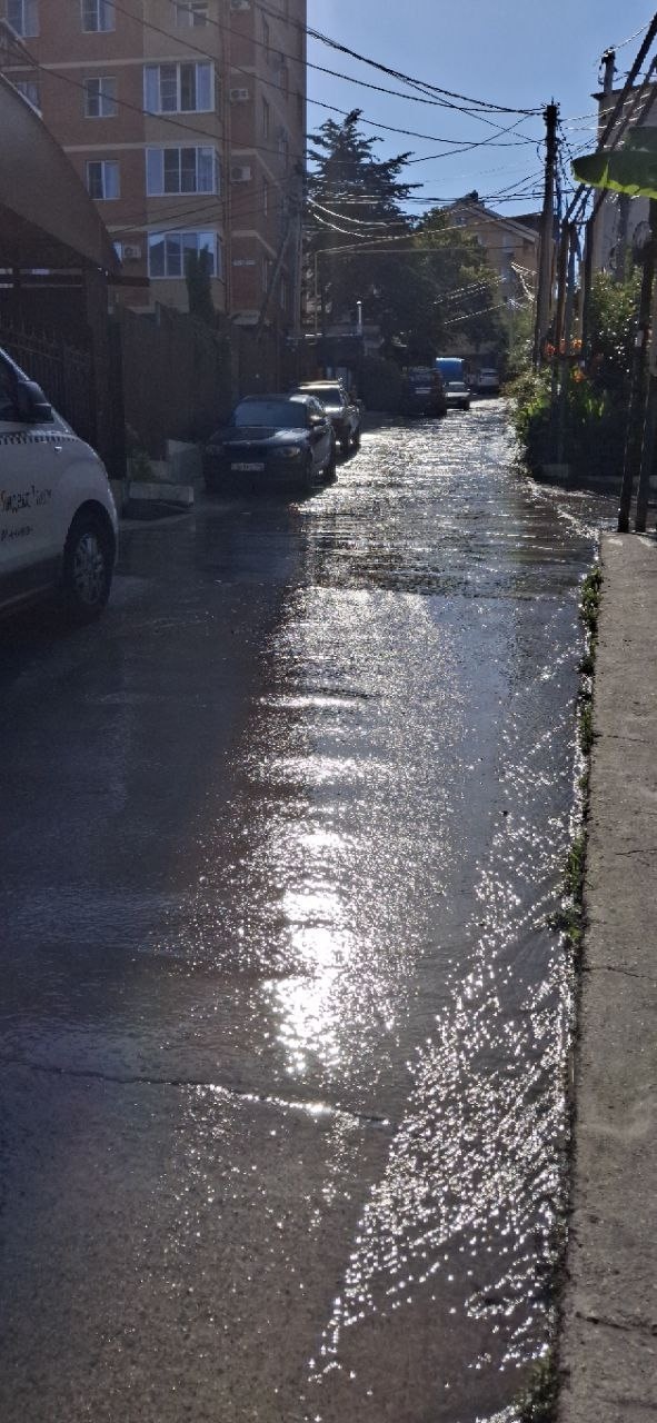 В Сочи парадокс: воды не хватает, а она течет рекой по у?...
