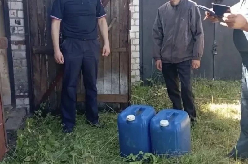 Россиян начали штрафовать за запасы бензина.
В Псковской области на владельцев канистр с топливом