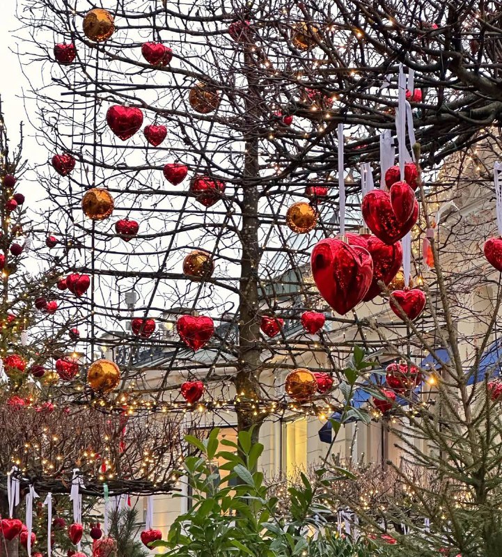 Вааау, гляньте, какая красота сейчас на Кузнецком мосту!
Плюс вайб 😊