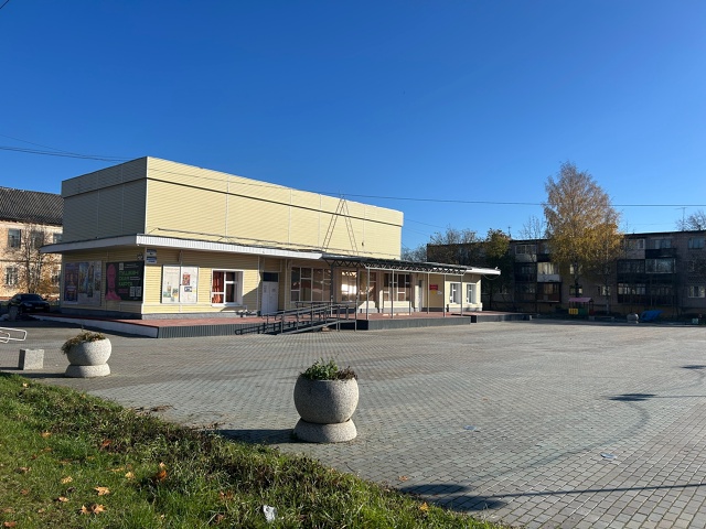 Сцена у кинотеатра Экран готовится к открытию . Навес с...