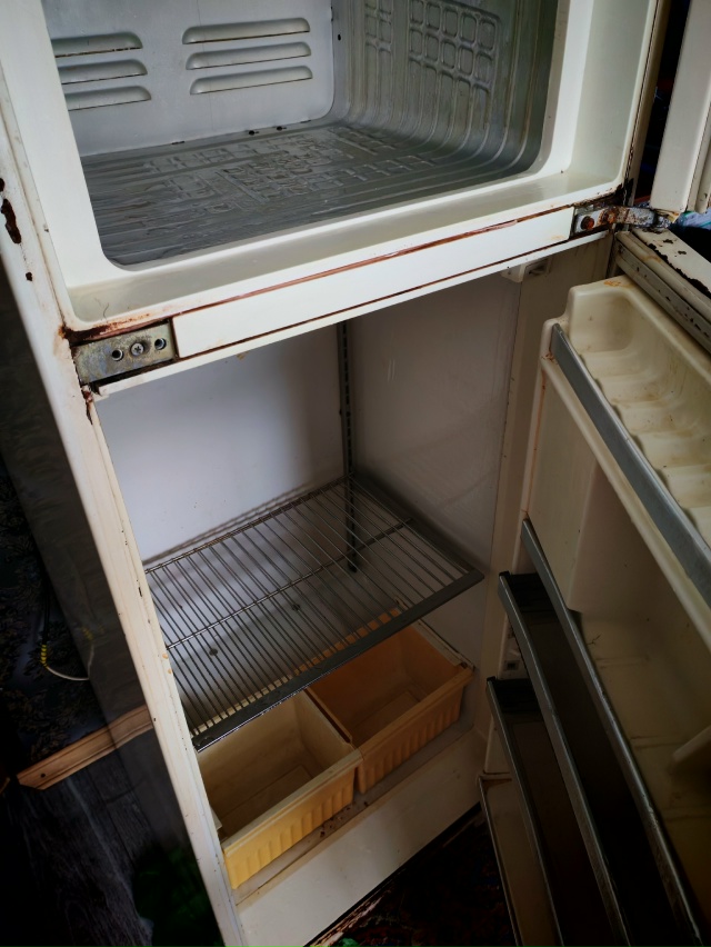 Отдам бесплатно рабочий холодильник, только самовывоз...