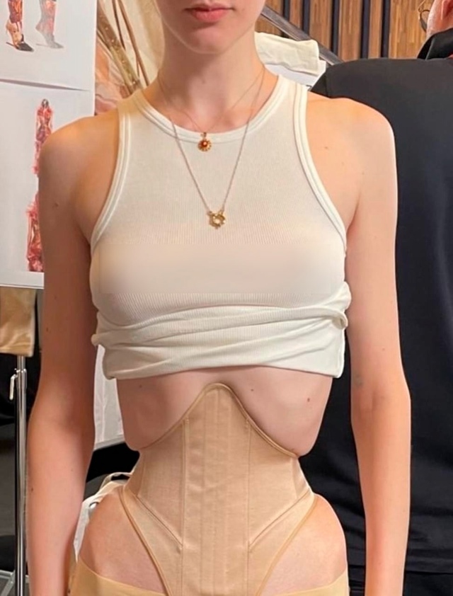 😱 Палина Зави показала корсет с показа Margiela — и, честн...