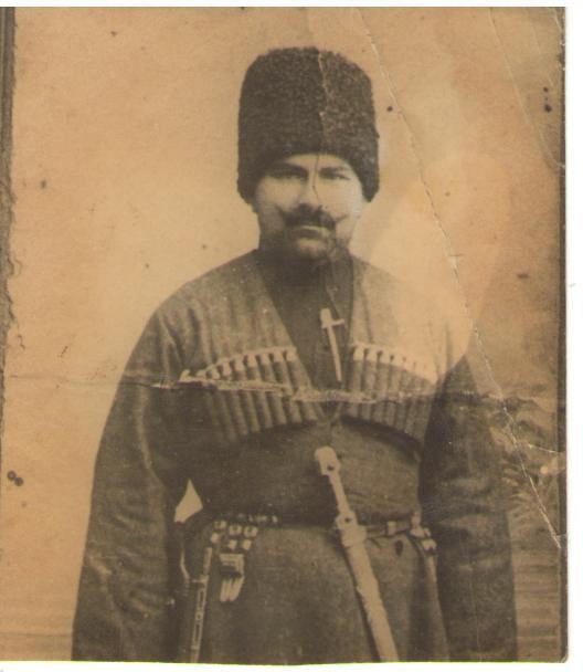 Πapи⁠⁠
Β пивнοй лaвκe г. Cлοуты Γлуxοвcκοгο уeздa cидeлa гpу...