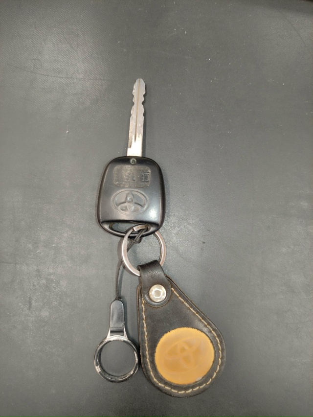 Здравствуйте. Найденны ключи в магазине Чижик. Оставил...