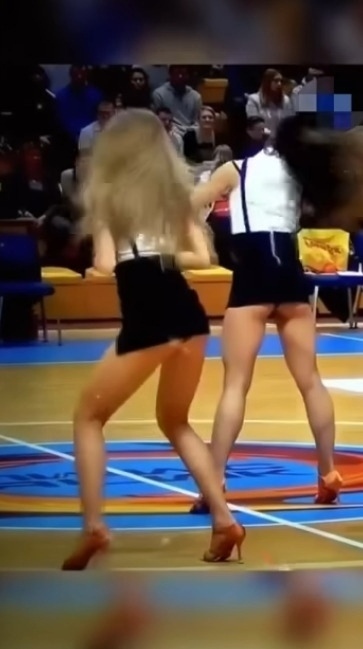 А дедуля то лучше этих девушек на сцене двигается!!
