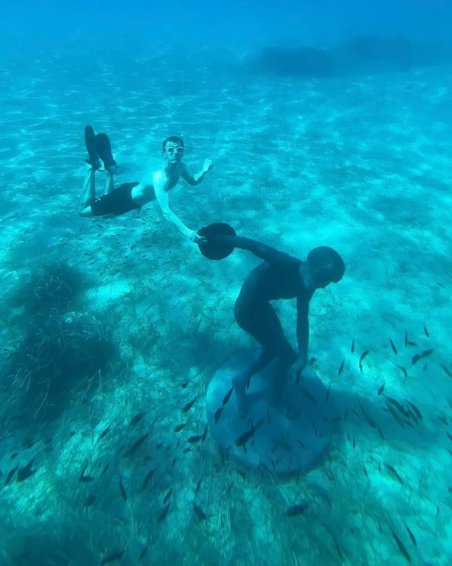 Парень утопил в Греции трёхметровую статую Сквидварда-гигачада, чтобы заставить археологов из будуще