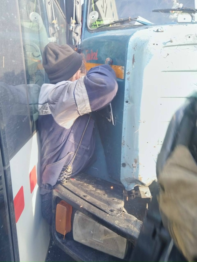 😱Водителя мусоровоза в Уфе зажало между его же машино...