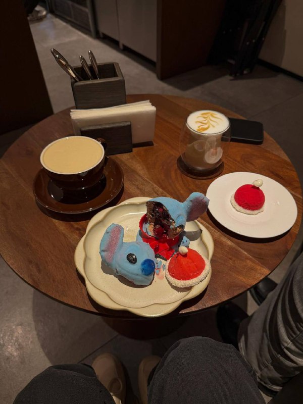 Милота, Quidi надели на Стича красную шапочку и теперь он стал Санта Стичем.
Последнее фото не для