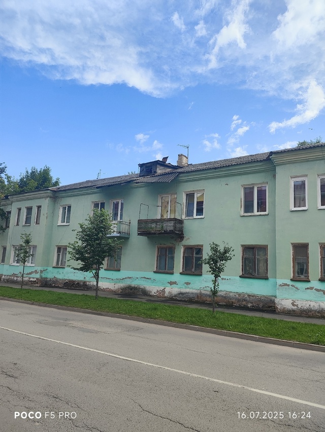 Здравствуйте. Ул Энгельса 9, опасно ходить по тратуару, ...