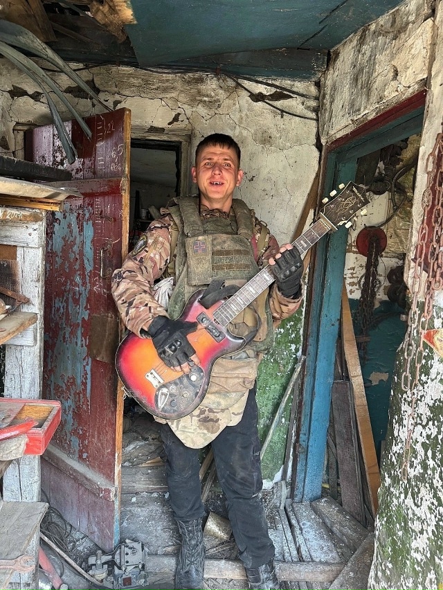 Рок-н-ролл на руинах 🎸 Заказы не принимаем, играем тол?...