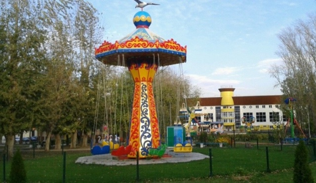 Анон.
Подскажите пожалуйста, карусели в парке работают...