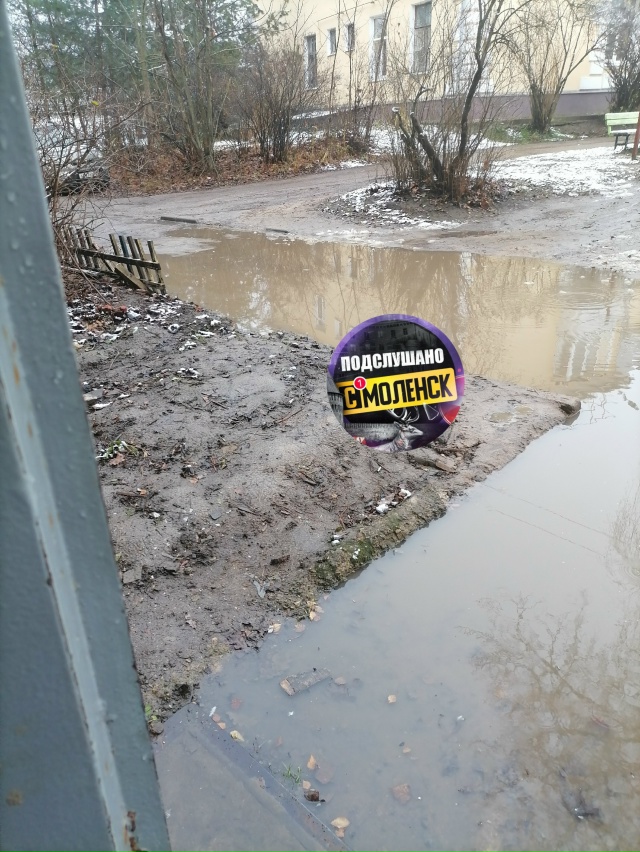 Двор на улице Седова, 33а. Сегодня, 15 ноября, ничего не из...