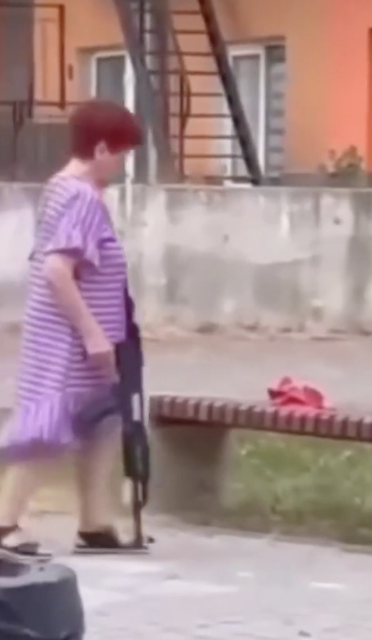 Однако во дворе у неё тишина.