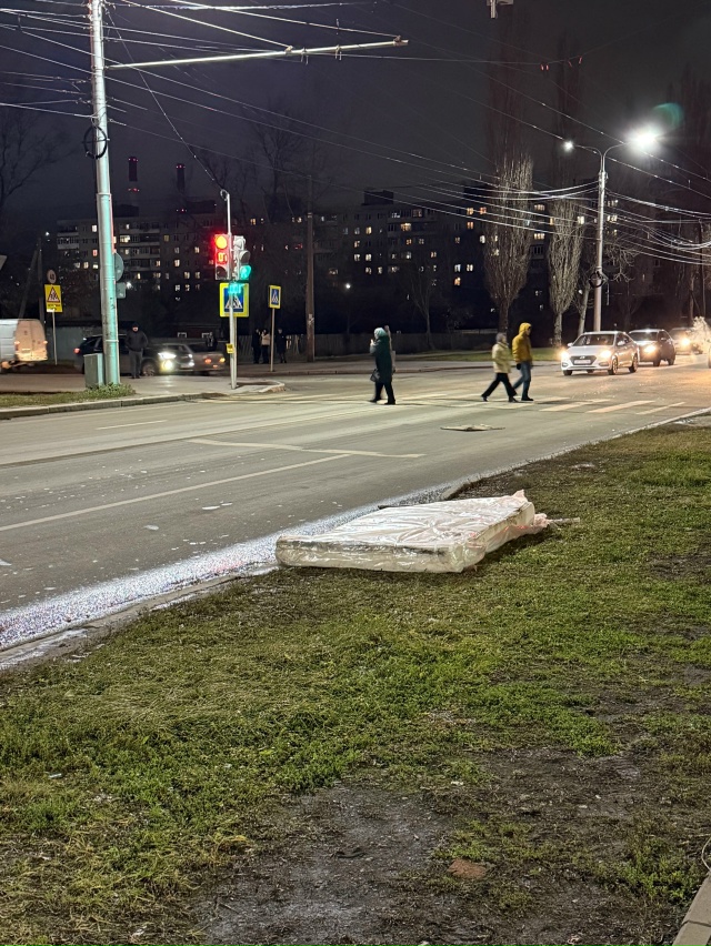 Кто потерял матрас? В пленке, как будто новый. Лежит воз...