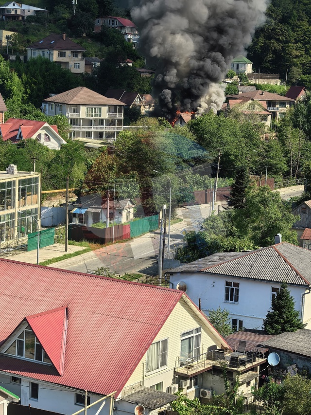 Жилой дом горит в Сочи
На улице Саят-Нова в Мацесте заг...