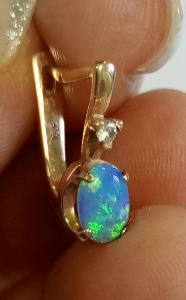 Утеряна золотая серёжка с камнем.
Кто нашёл - пожалуйс?...