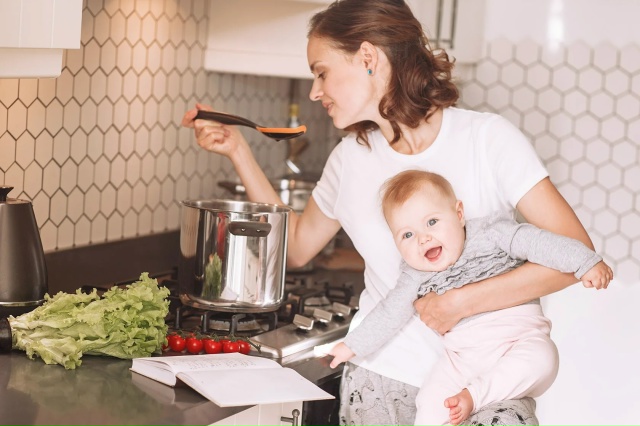 Для неработающих мам хотят ввести «родительскую зарпл...