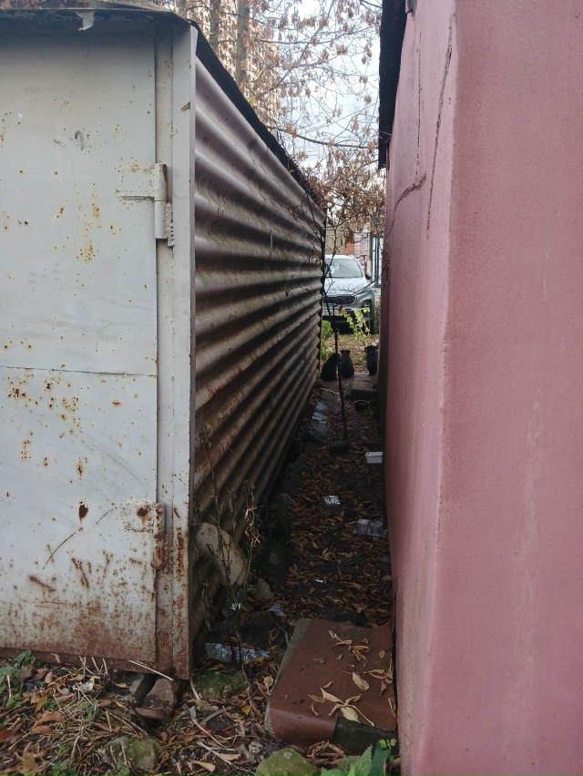 Малыши ищут дом. Живут в гаражах на улице. Может кто зна...