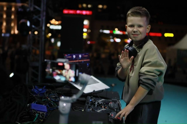 Самый маленький диджей Перми, ну вообще красавчик.
Ром...