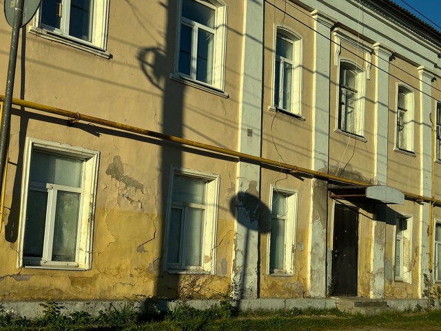 А почему говорят,что в этих домах ,на этих улицах живут ...