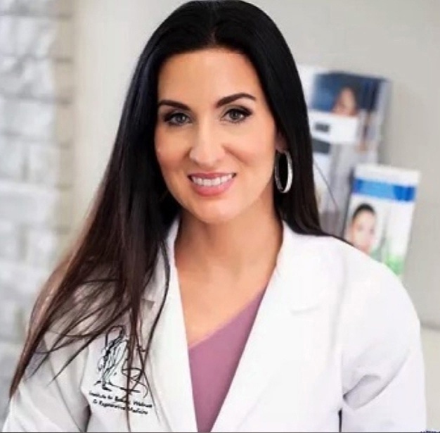 47-летняя звезда TikTok Николь Кастеллес, работающая пласт...