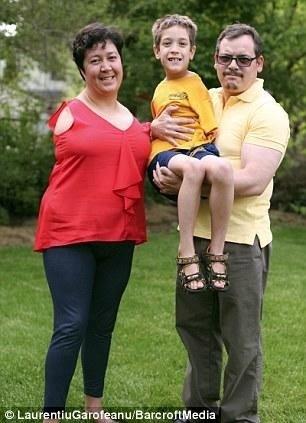 35 летняя Линда Бэннон и 9-летний Тимми родились с синдр?...