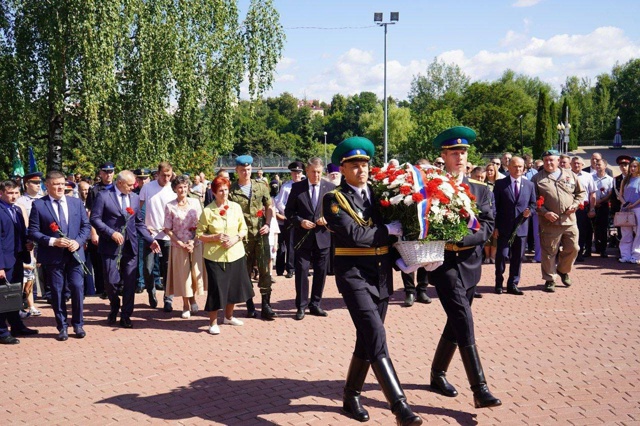 С праздником всех причастных!