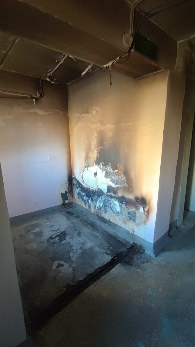 Ночью на пятом этаже в подъезде кто-то поджег матрас, к?...