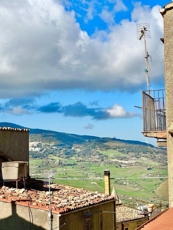 В Сицилии продают дом всего за 1,1 млн рублей.
Shut up and take my money