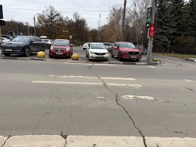 Хамы намы на улицах города.
Пешеходный переход на Фрид...