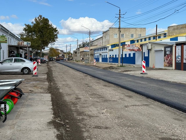 Сегодня приступили к укладке выравнивающего слоя доро...