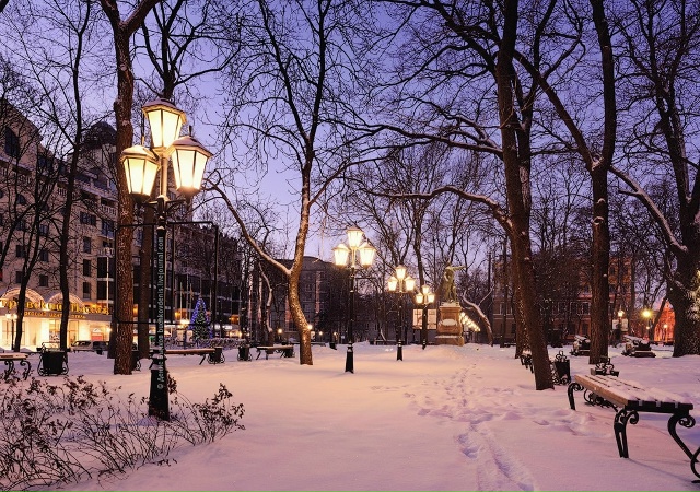 Скажите, что я не одна скучаю по снежному, торжественно...