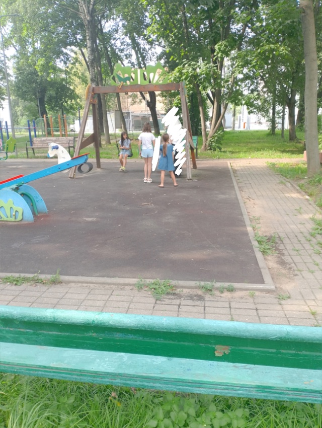 ВНИМАНИЕ!!
На улице Крупешина, между домами 6 и 8, гуляют...