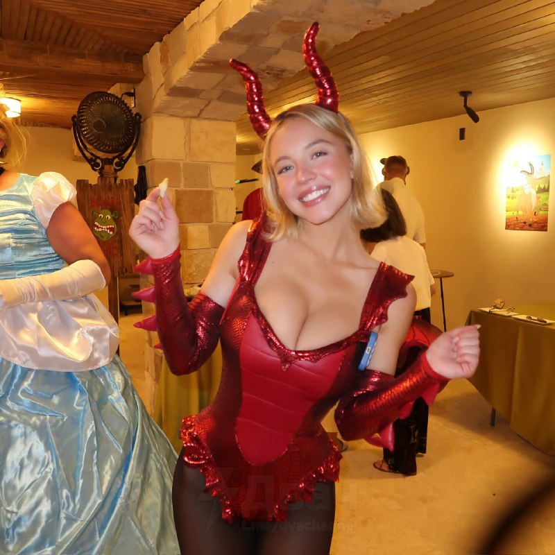 Внимание!
Сидни Суини и её косплей Драконихи из «Шрека».
Спасибо за внимание.