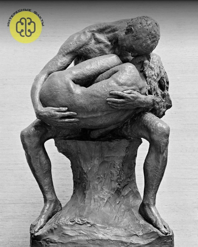 Мужчина обнимает женщину. 1905 год. Скульптор — Густав В?...