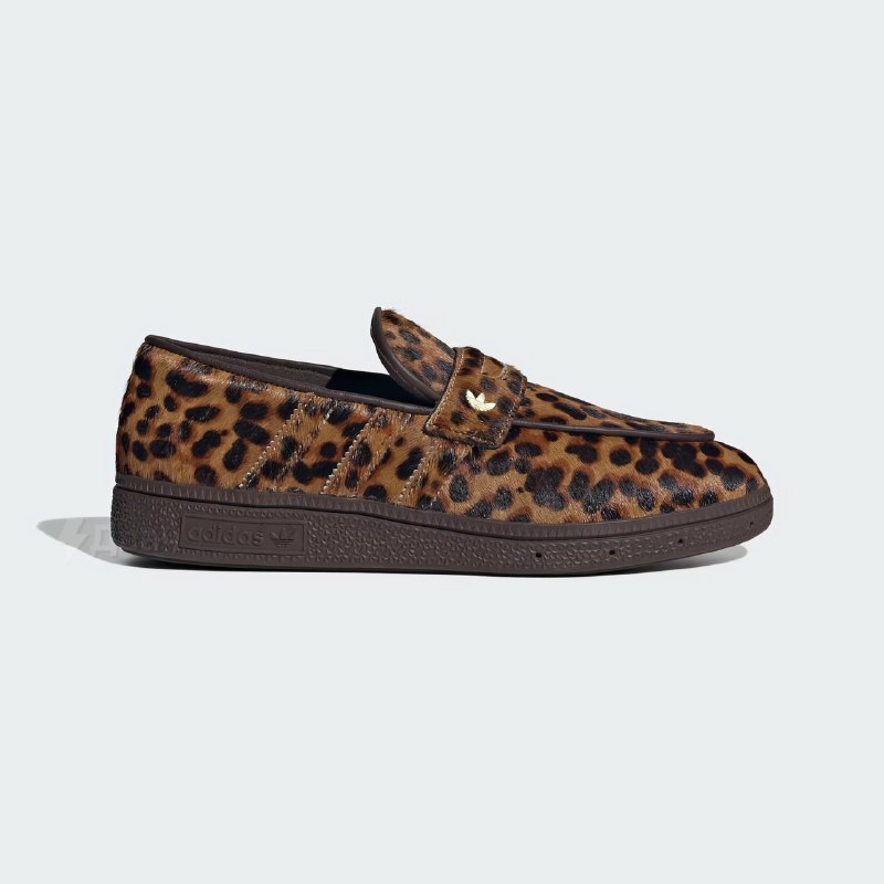 Adidas представил леопардовую версию лоферов Handball Spezial Loafer для любителей тяжёлого люкса
М