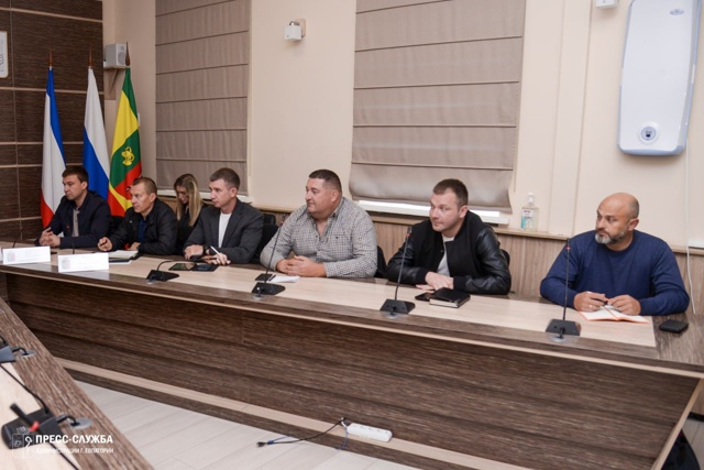 В Евпатории прошло еженедельное совещание с руководит...