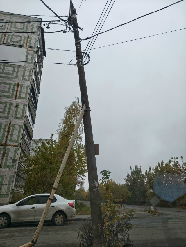 ⚡ Улица Ранжева
Столб около 7 дома. Кому писать, чтобы ?...