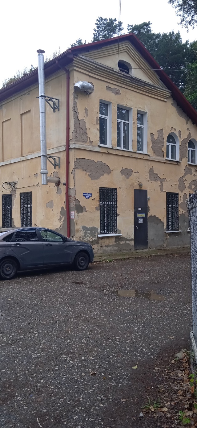 Администрация, обратите свой взор. У нас крыша зацвела....