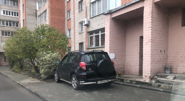 Во дворе дома 4/94 по улице Полиграфическая, где сделали ...