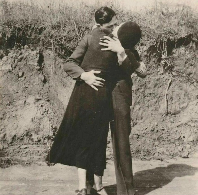 Последний поцелуй легендарных Бонни и Клайда за неско?...