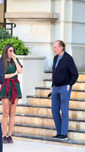 Как только она узнала, что это его машина, то сразу появ...