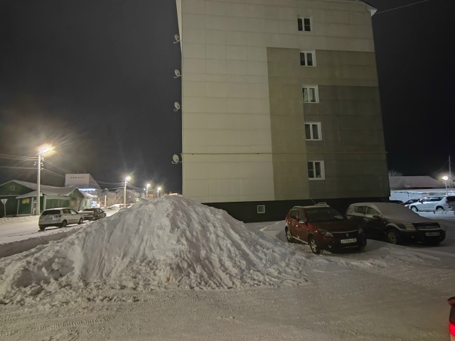 Почистили а кто вывозить будет снег? Уже как 2 недели л?...