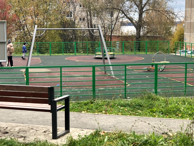 Площадка возле второй школы, куда снова подевалась кач...