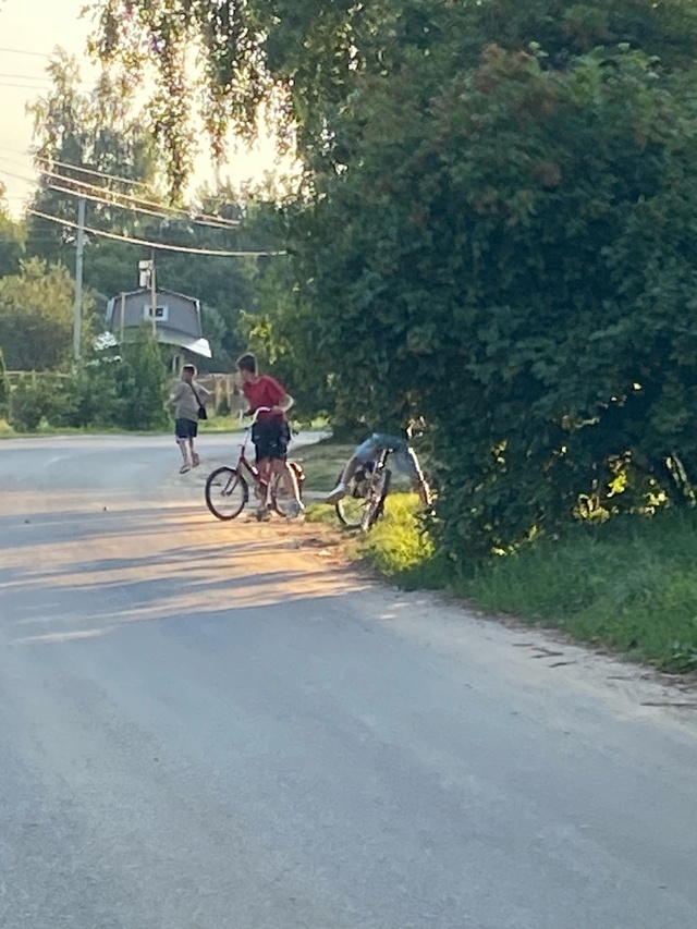 Великолепная тройка подростков кидающая огрызки, камн...