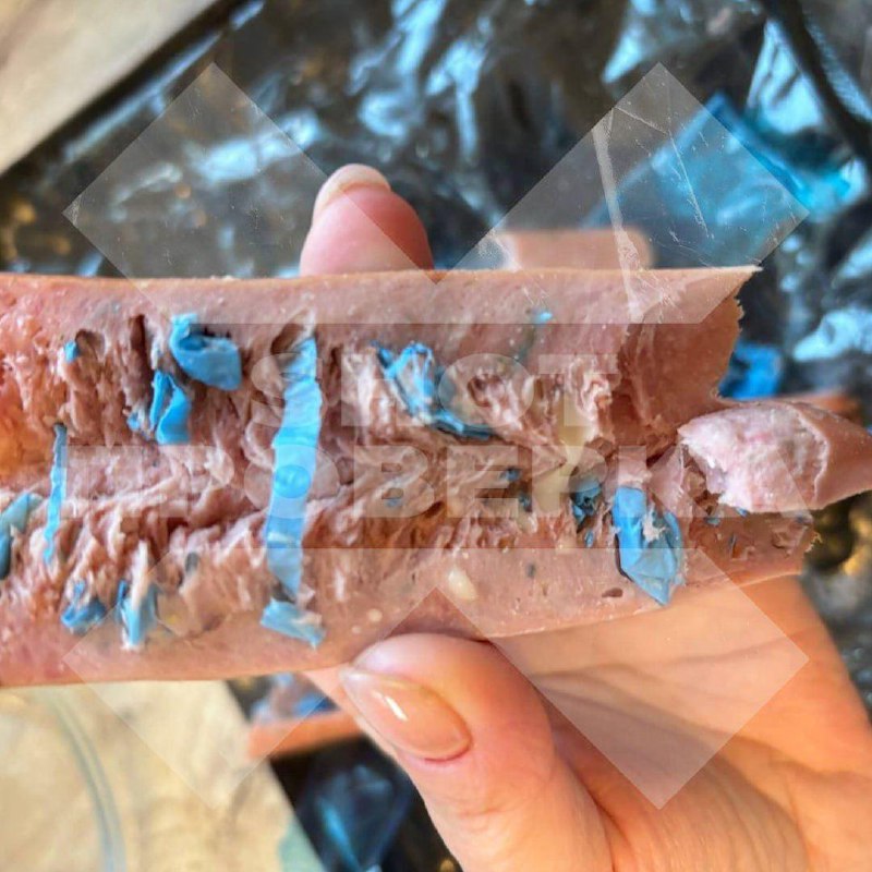 В сосисках с завода «Черкизово» девушка обнаружила кусок голубых перчаток.
Она рассказала, что пок