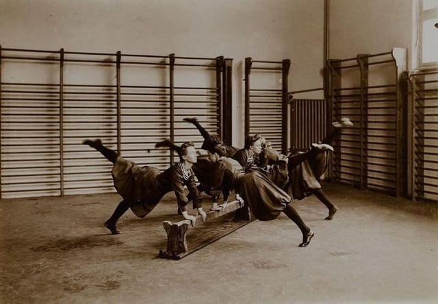 Спортзал в Гамбурге, конец 1890-х годов. Женщины тренирую...